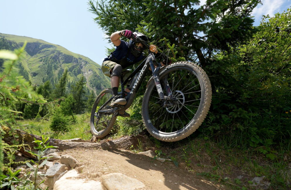 Mountainbiker auf schwarzen Specialized S-Works Enduro in der Bike Arena Präbichl © Tom Lamm