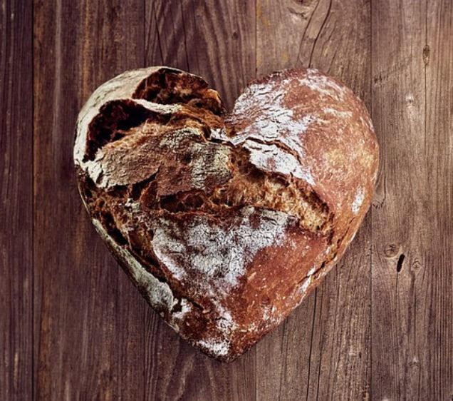 Frisch gebackenes Schwarzbrot in Herzform; © 11165576 auf Pixabay