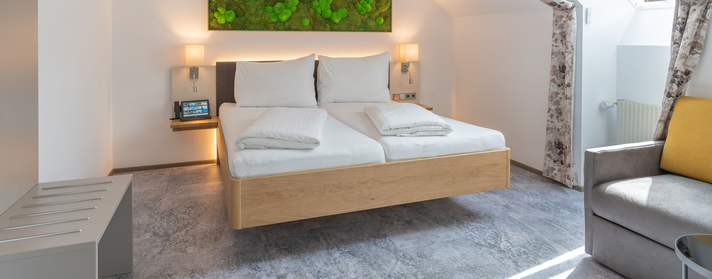 Bett, Couch, Fenster und Moospanel im Greenwingzimmer Hotel Kongress ©Hubert Uranjek