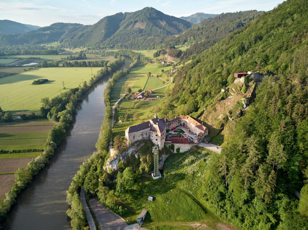 Ein Luftbild von Burg Rabenstein