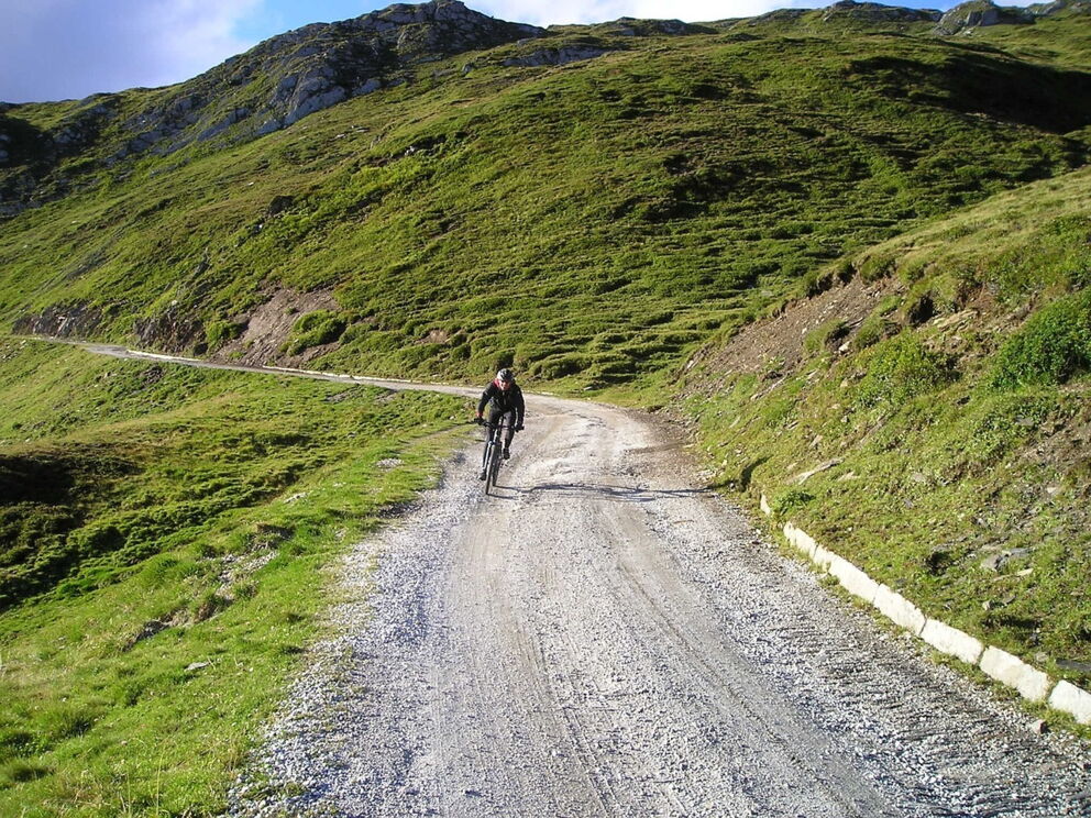 A mountain biker in the Styrian mountains; © Simon on Pixabay