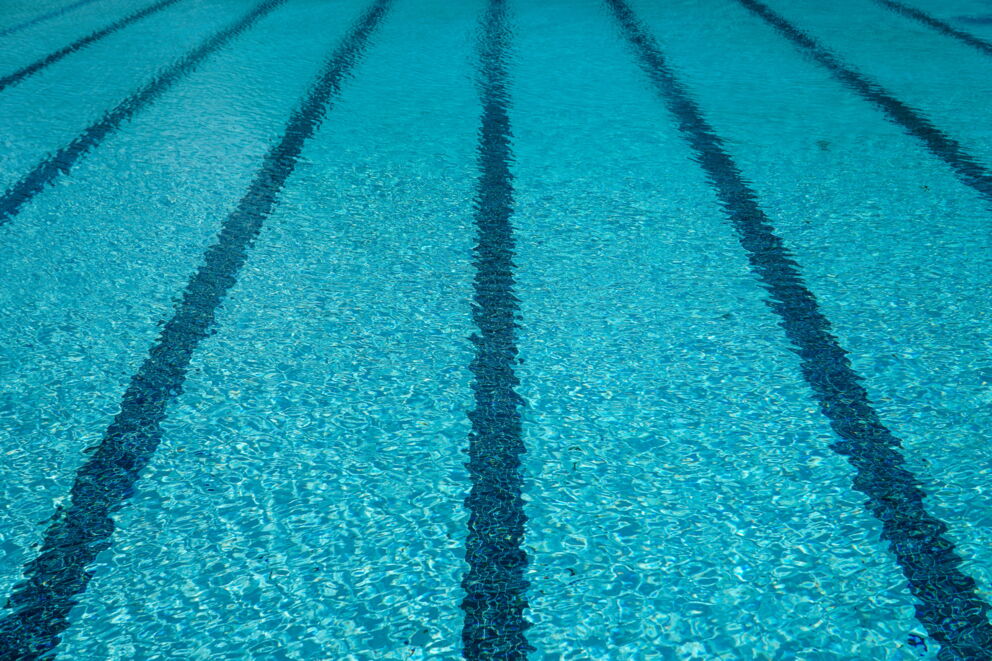 Ein Hallenbadpool mit Streifen auf dem Poolboden; © Thomas Park auf Unsplash