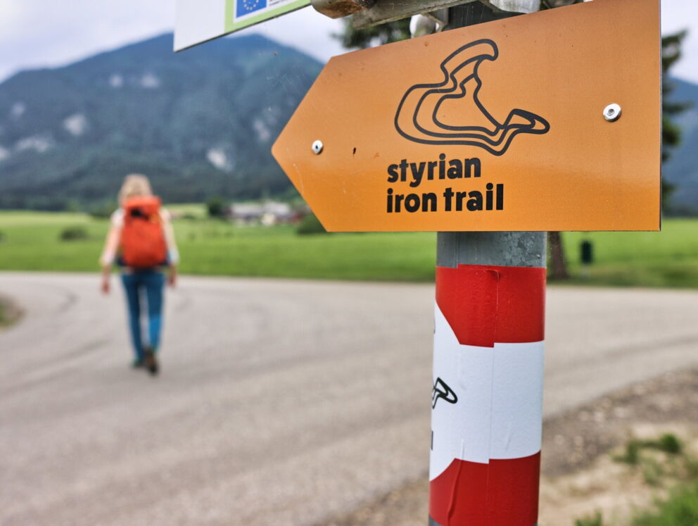Ein Wegweiser für den Styrain Iron Trail; © Fa. WEGES OG