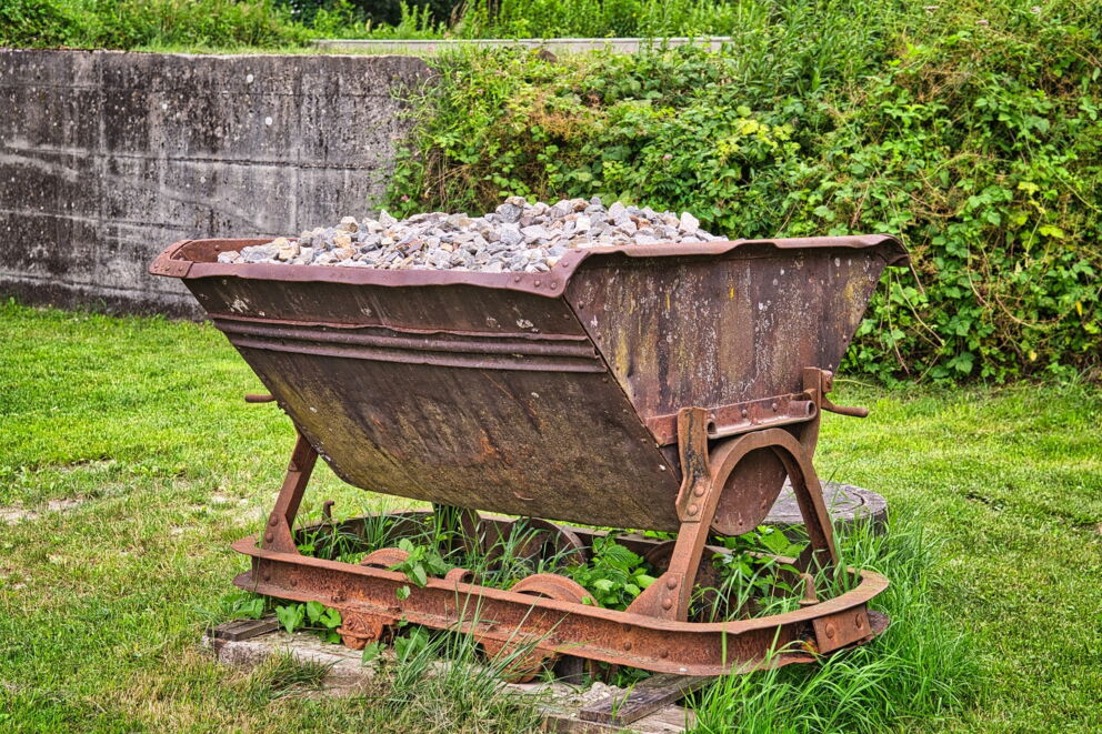 Ein alter Wagen gefüllt mit Steinen; © Manfred Antranias Zimmer auf Pixabay