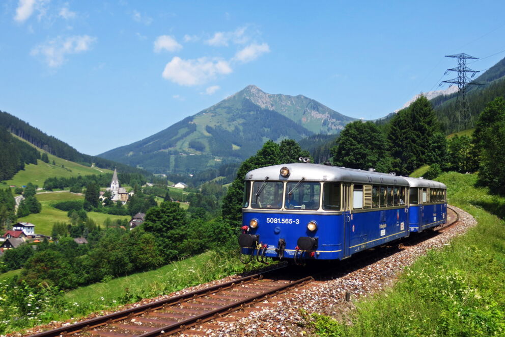 Eine blaue Erzbergbahn; © Verein Erzberg