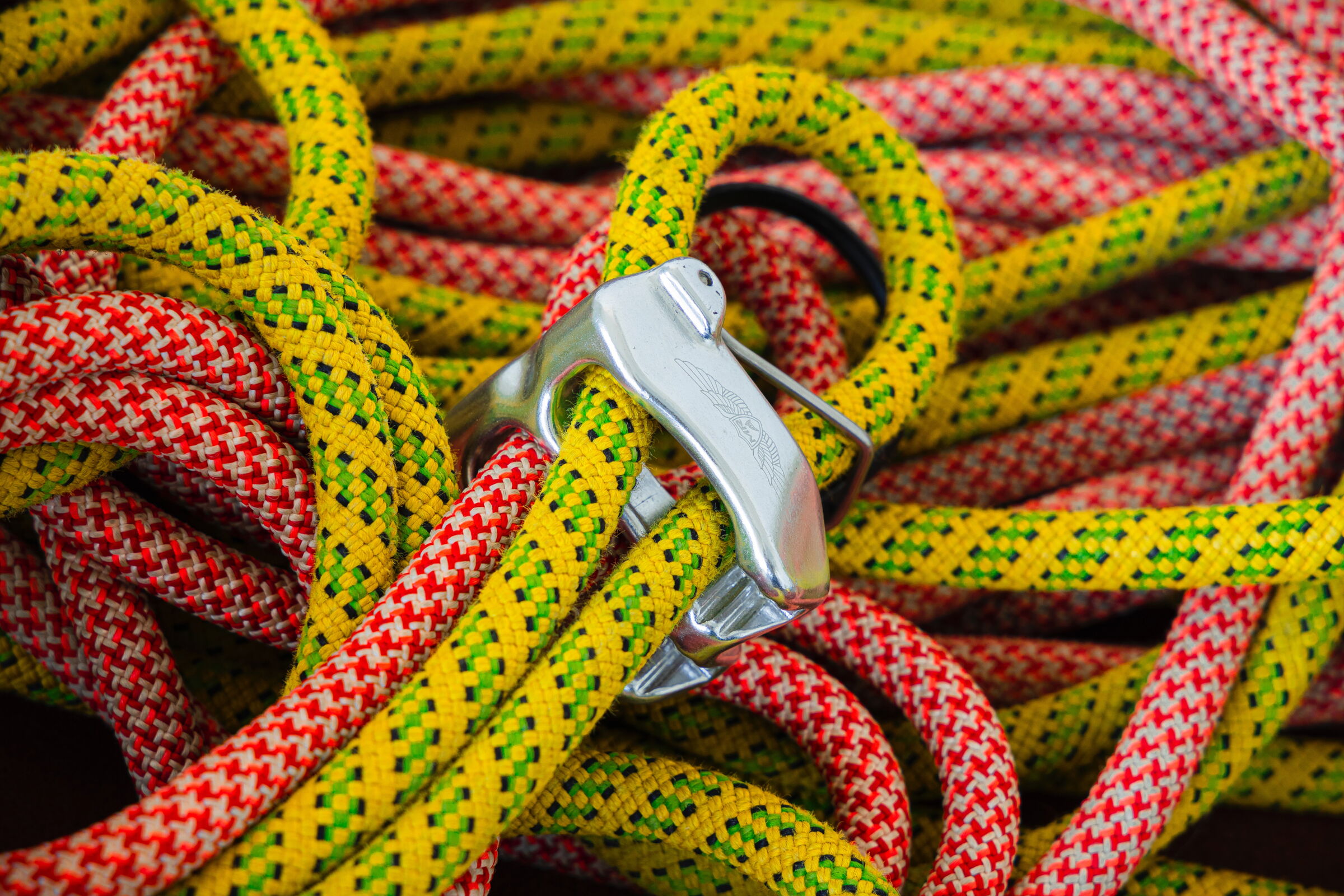 Ein rot-gelbes Kletterseil; © Chris Taljaard auf Unsplash