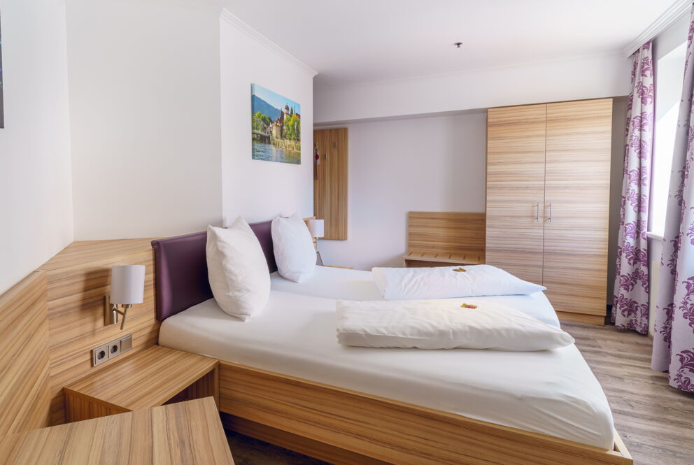Doppelbettzimmer mit lila Akzenten