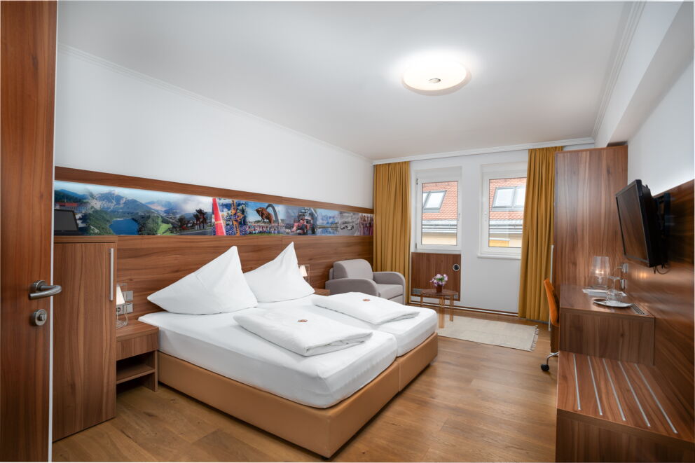 gut beleutetes Doppelbettzimmer in Holzoptik