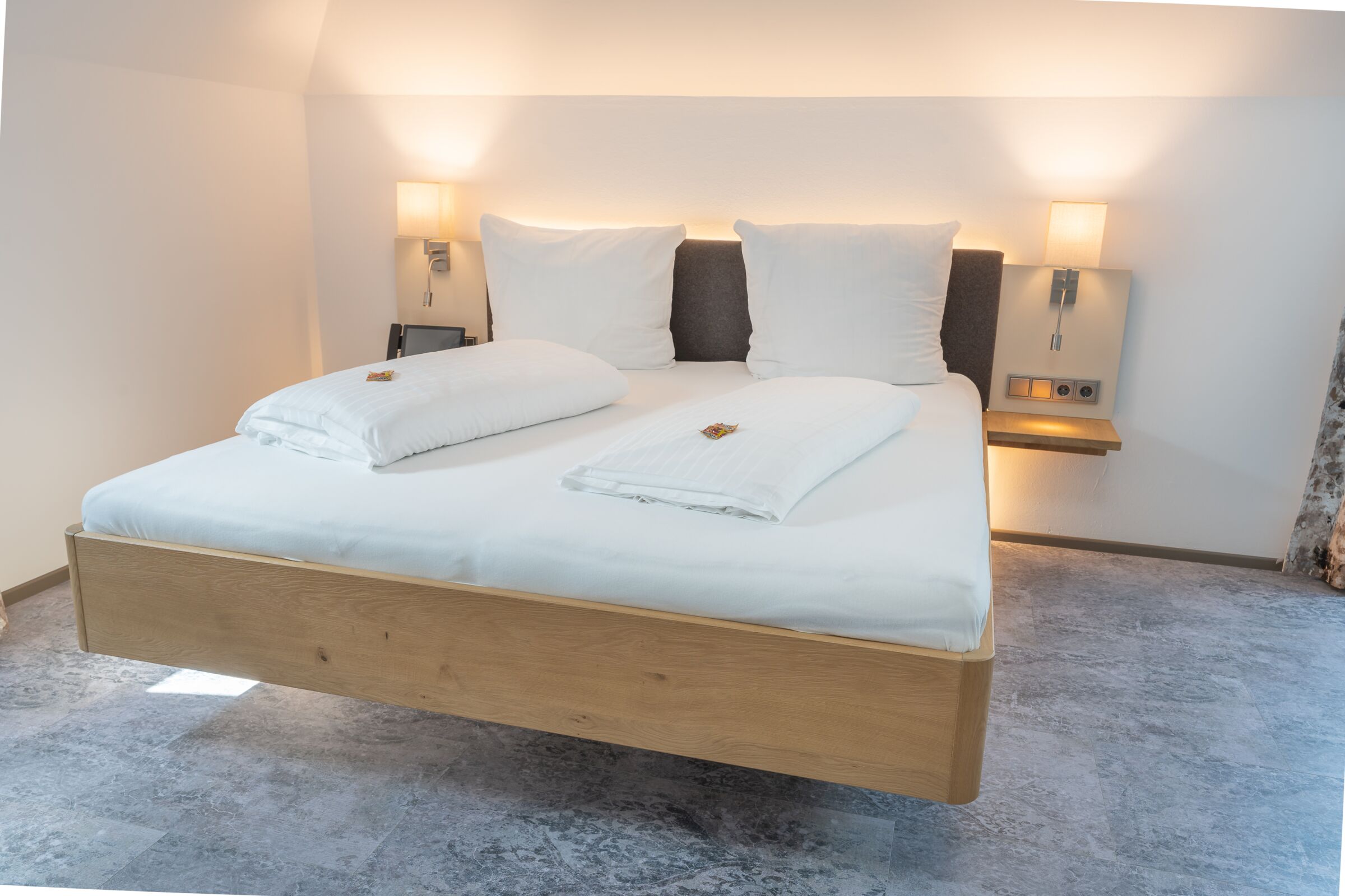 modernes Bett mit zwei Nachttischen
