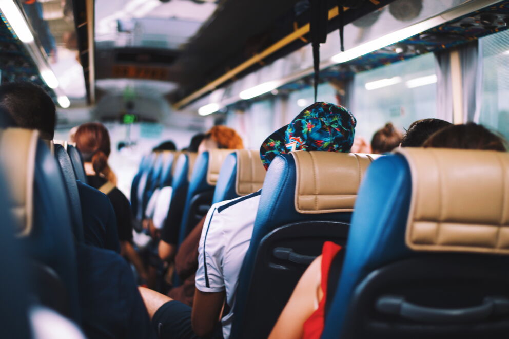 Personen in einem Bus; © Annie Spratt auf Unsplash