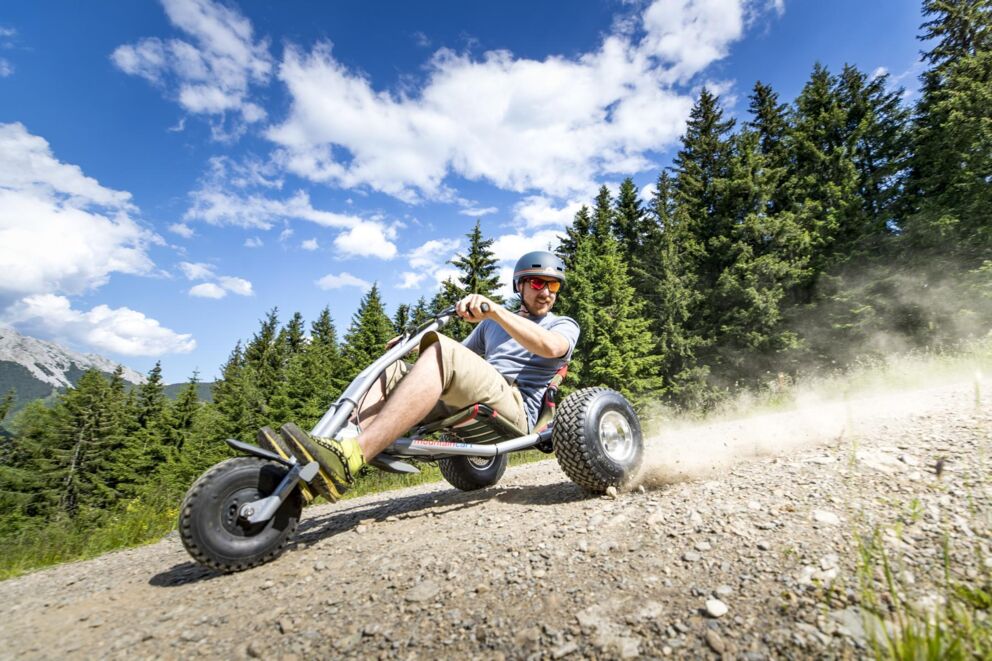 Mann auf rasanter Talfahrt mit dem Mountainkart im Abenteuerpark Präbichl © Tom Lamm