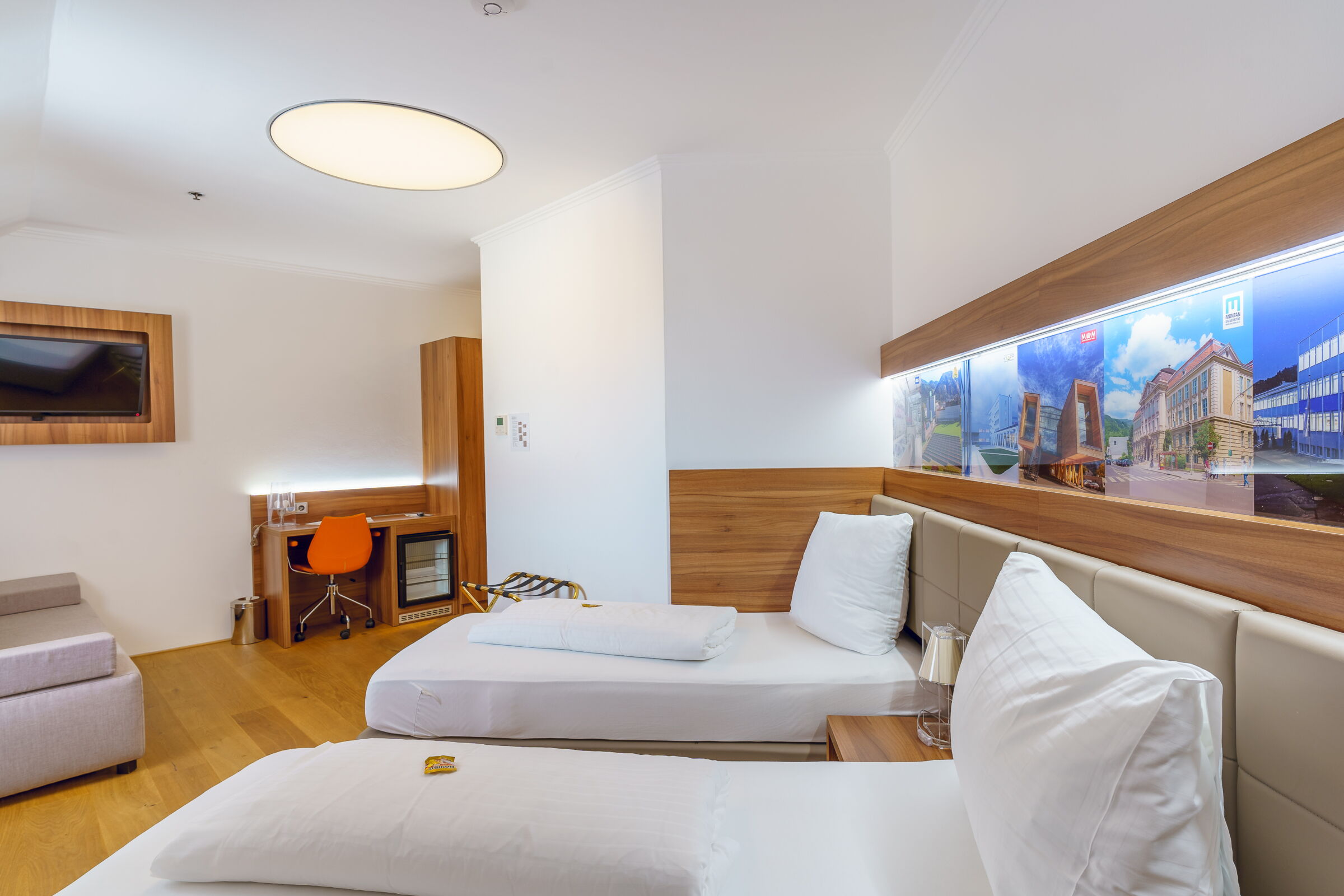 zwei Twin sized Betten und eine couch im Business Zimmer