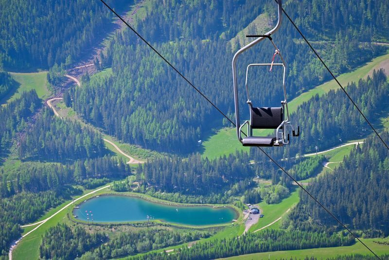Der Einser-Sessellift am Präbichl mit Blick auf den Grüblsee