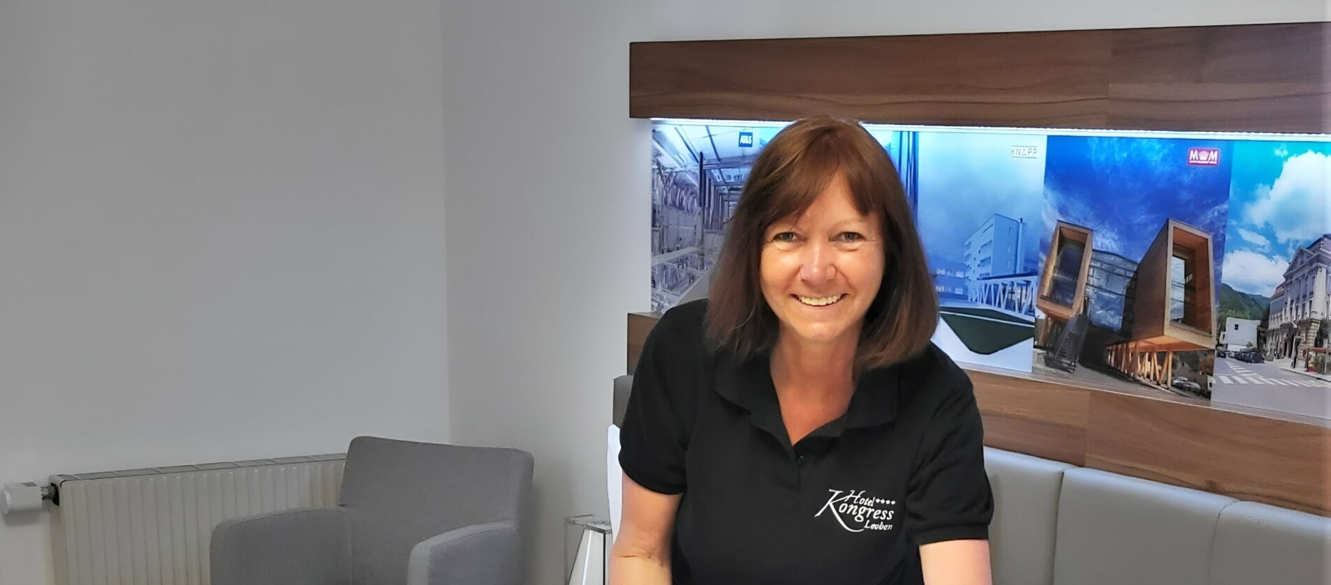 Claudia, die Leiterin des Housekeeping Teams bei der Arbeit in einem Businesszimmer © Gottfried Kraßnitzer