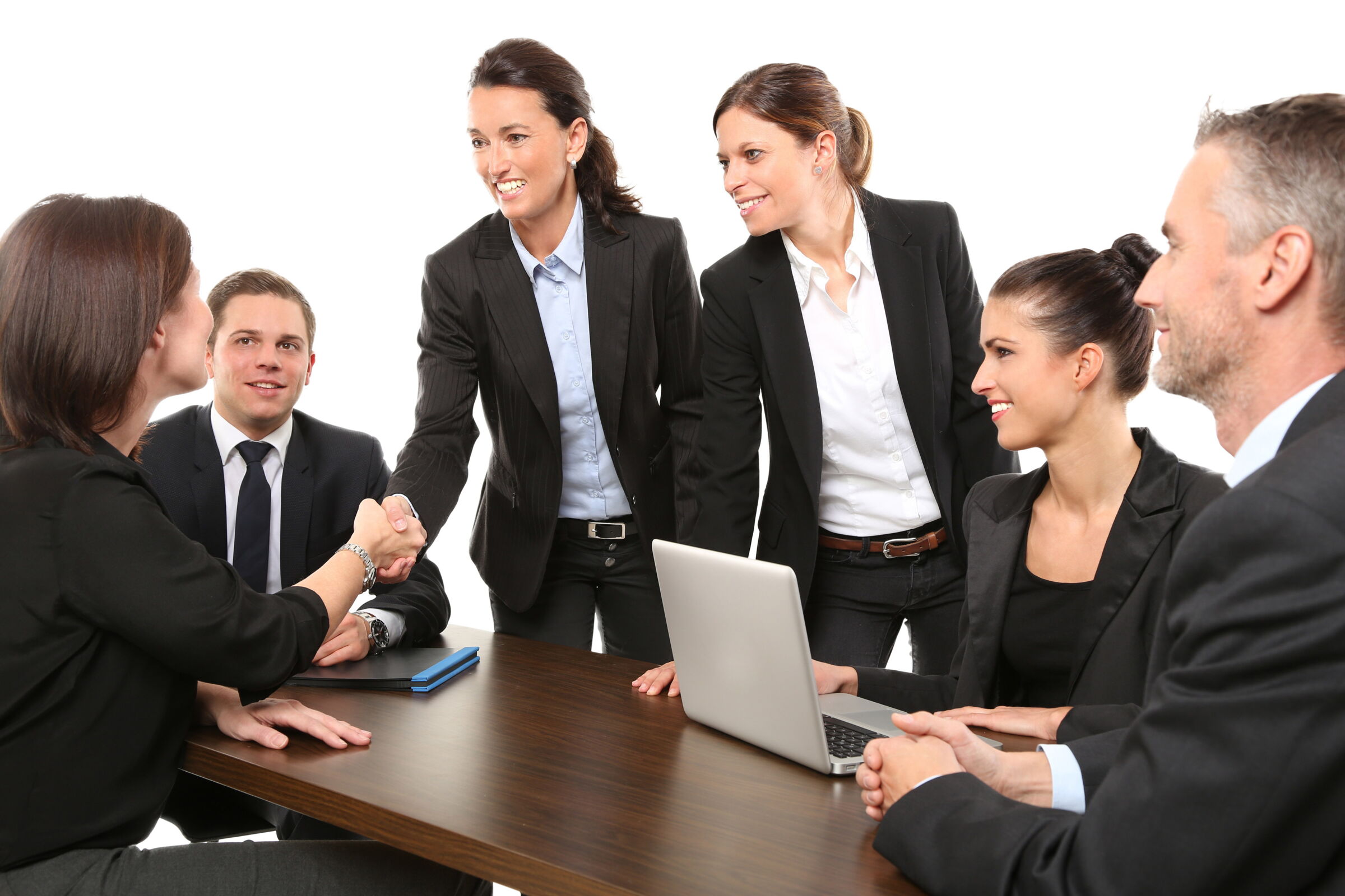 Zwei Personen geben sich bei einem Meeting die Hand; © Werner Heiber auf Pixabay