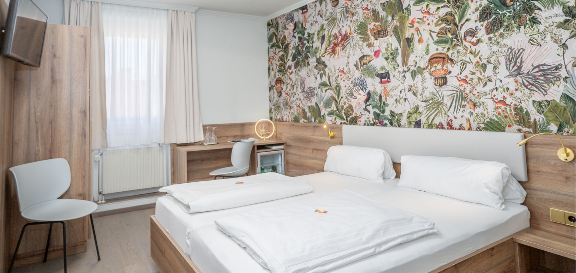 Komfort Doppelzimmer im Hotel Kongress Leoben mit Schreibtisch und Fernseher