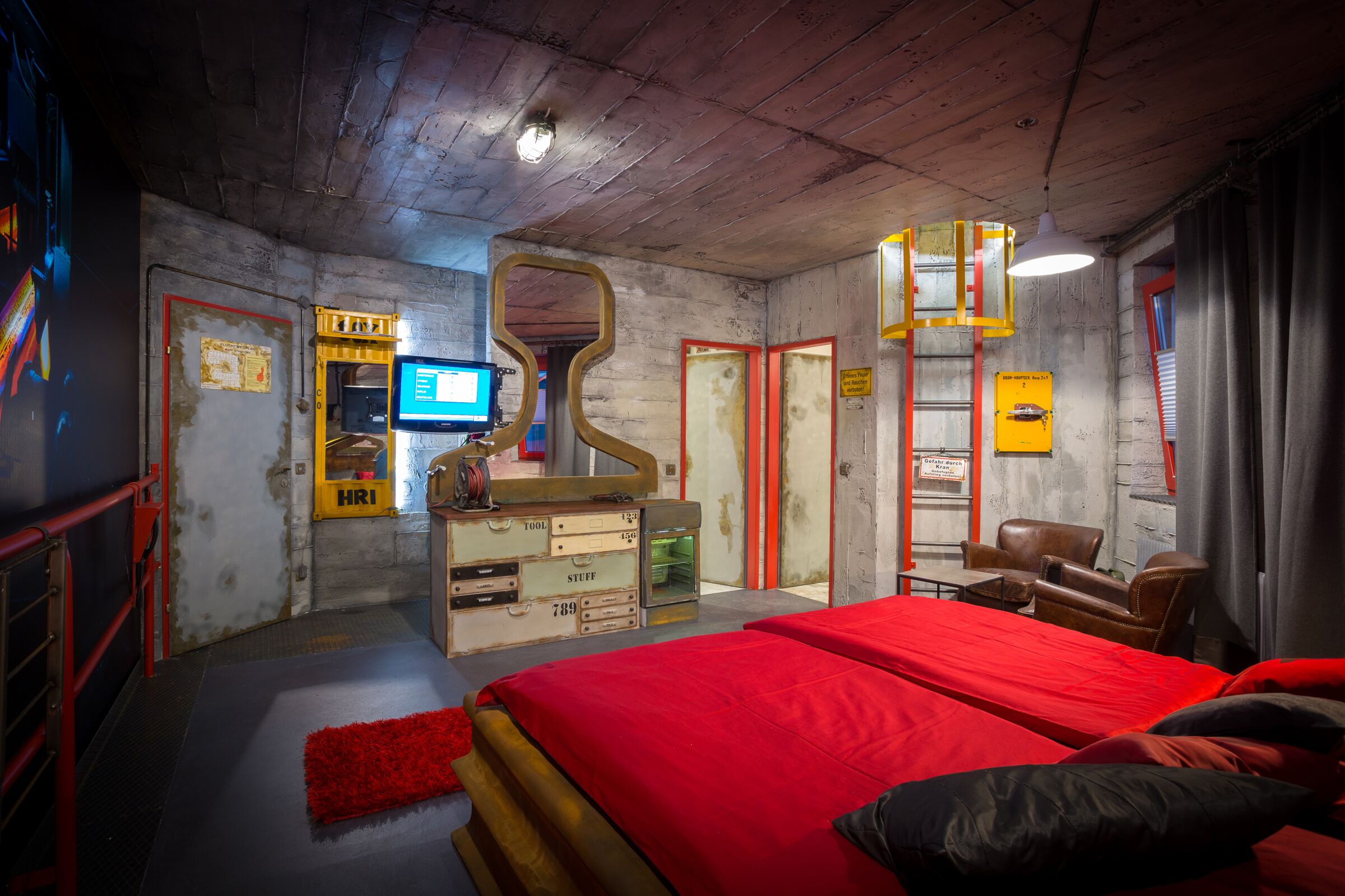 Kommode, Bett im Schienenzimmer