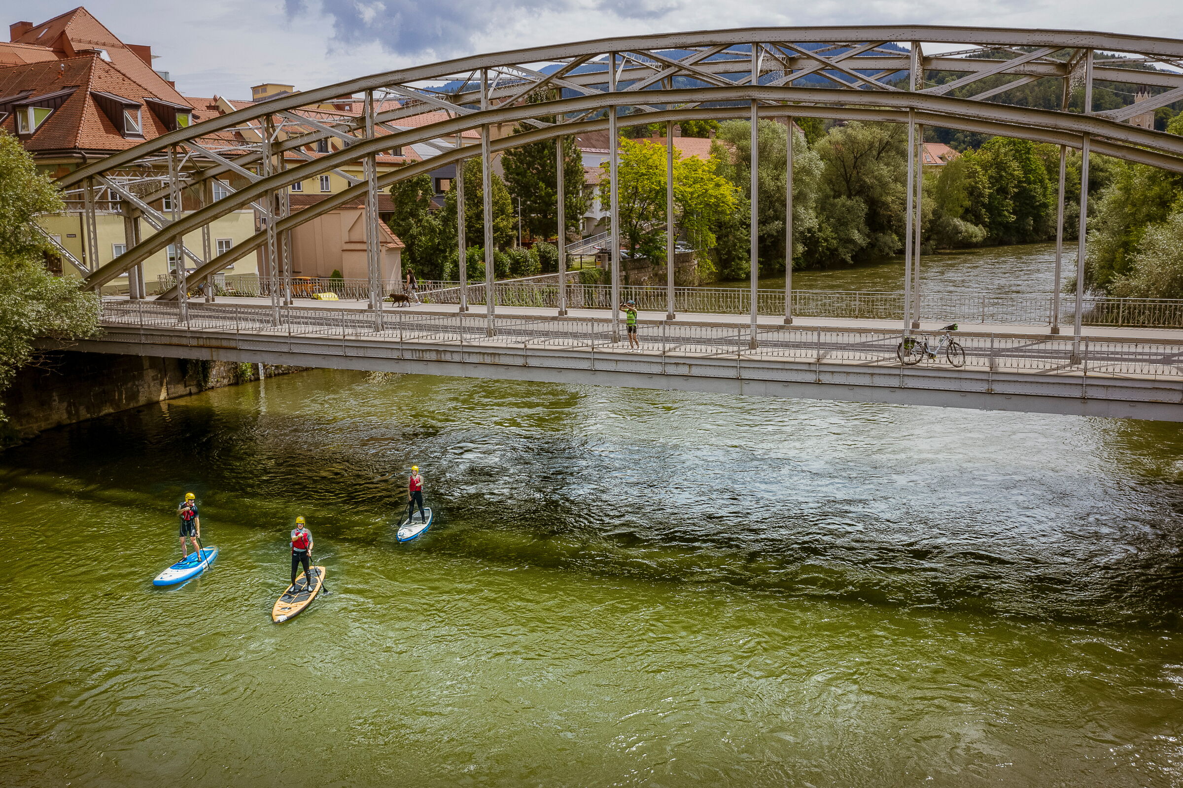 Drei Stand-up-paddler an der Mur unter einer Brücke; © Pixelmaker.at