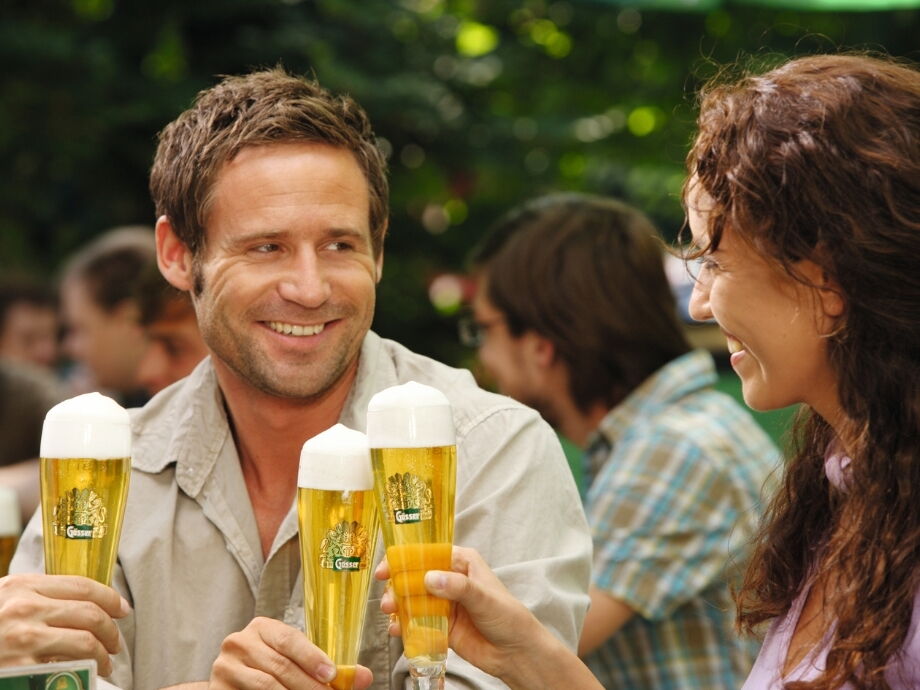 Personen stoßen mit einem Bier an; © Brau Union Österreich AG