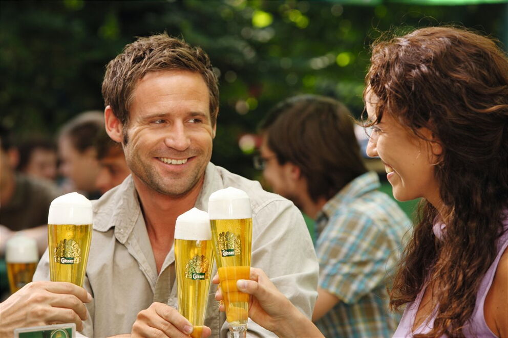 Personen stoßen mit einem Bier an; © Brau Union Österreich AG
