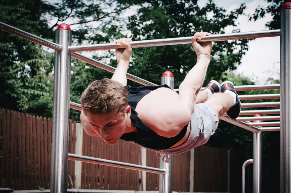 Ein Sportler beim Training an der Calisthenics-Anlage am Maredkkai in Leoben