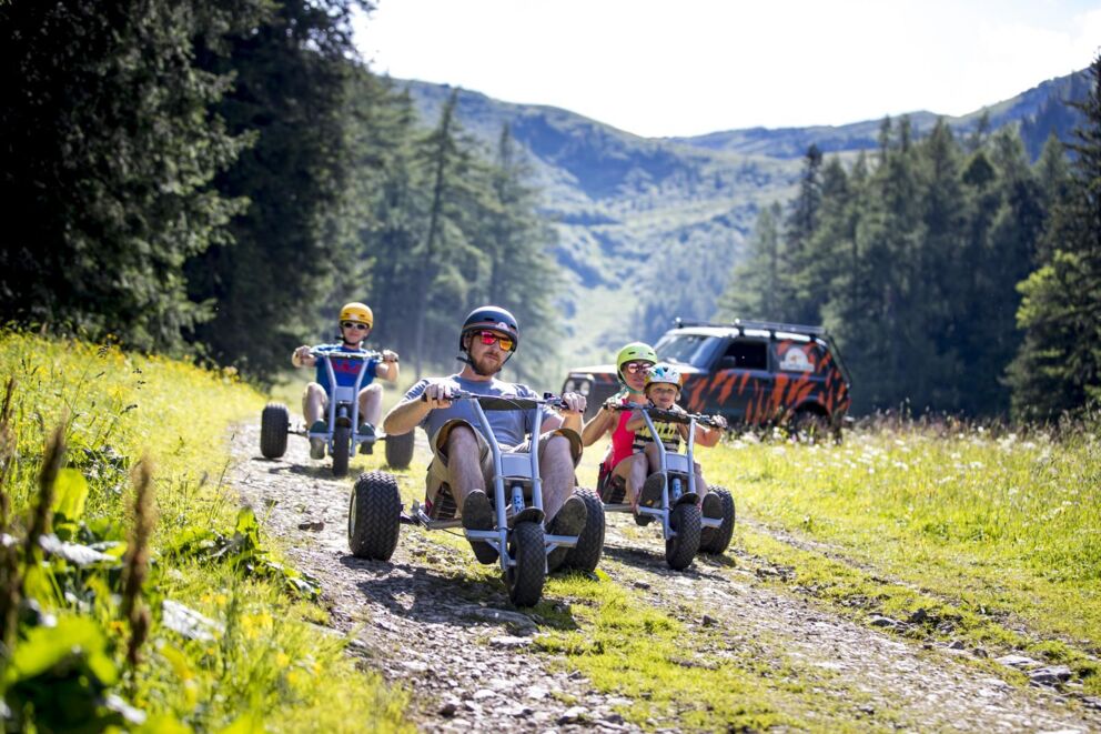 Familie mit Mountaincarts im Abenteuerpark Präbichl © Tom Lamm