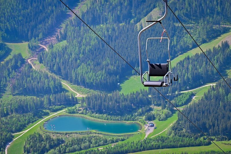 Der Einser-Sessellift am Präbichl mit Blick auf den Grüblsee