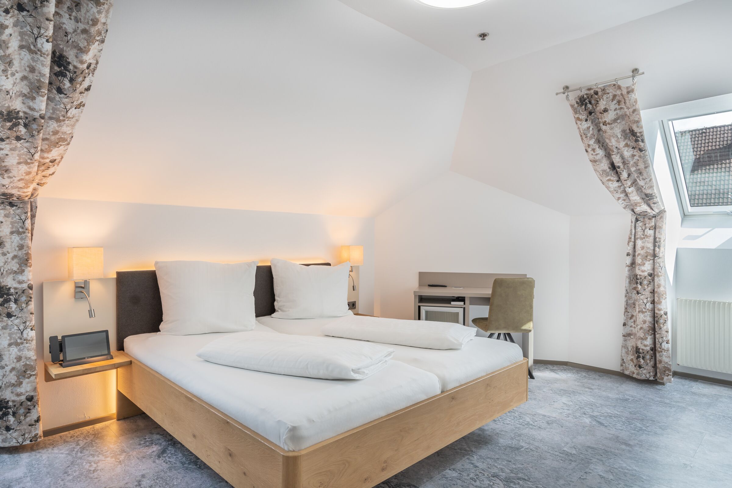 Doppelbett im modernen Greenwing Zimmer