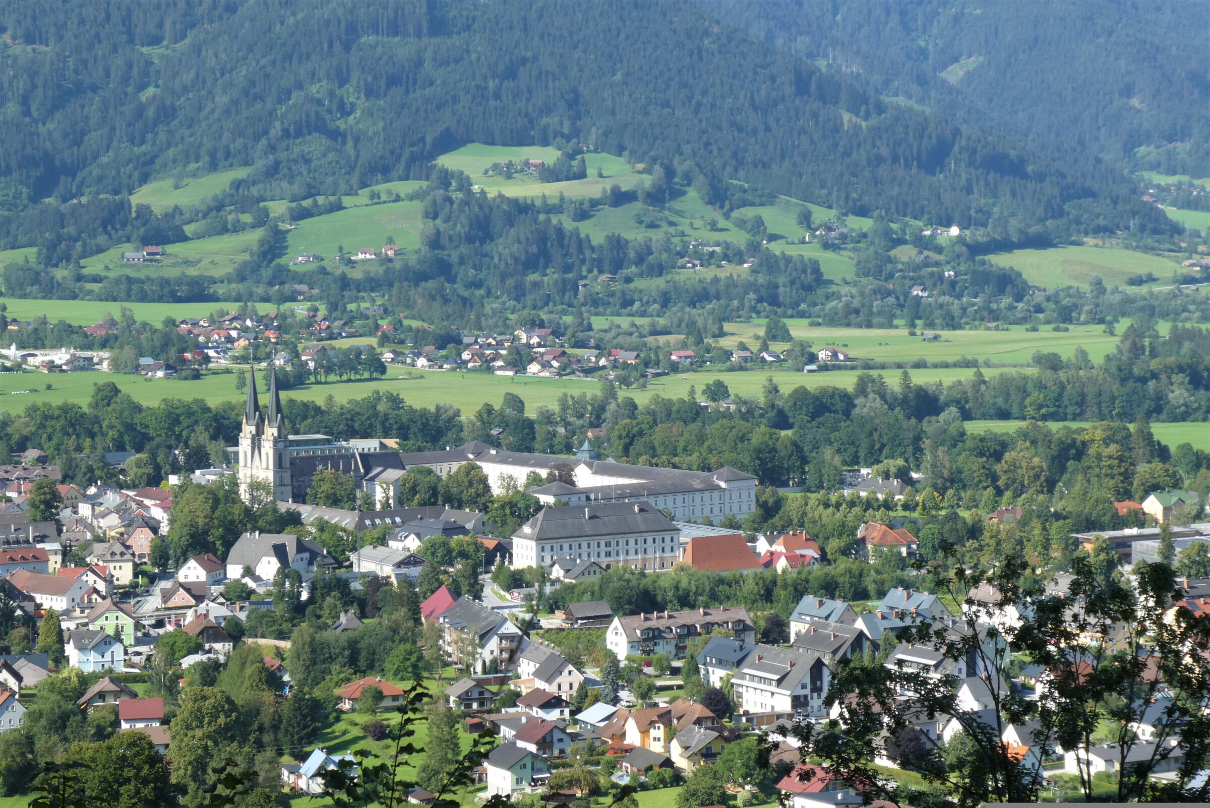 Eine Luftbildaufnahme von dem Benediktinerstift Admont; © Elsemargriet auf Pixabay