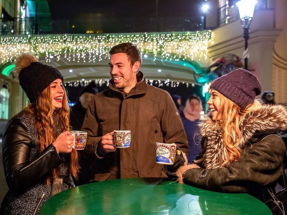 Glühwein trinken auf dem Weihnachtsmarkt; © Julius Silver auf Pixabay