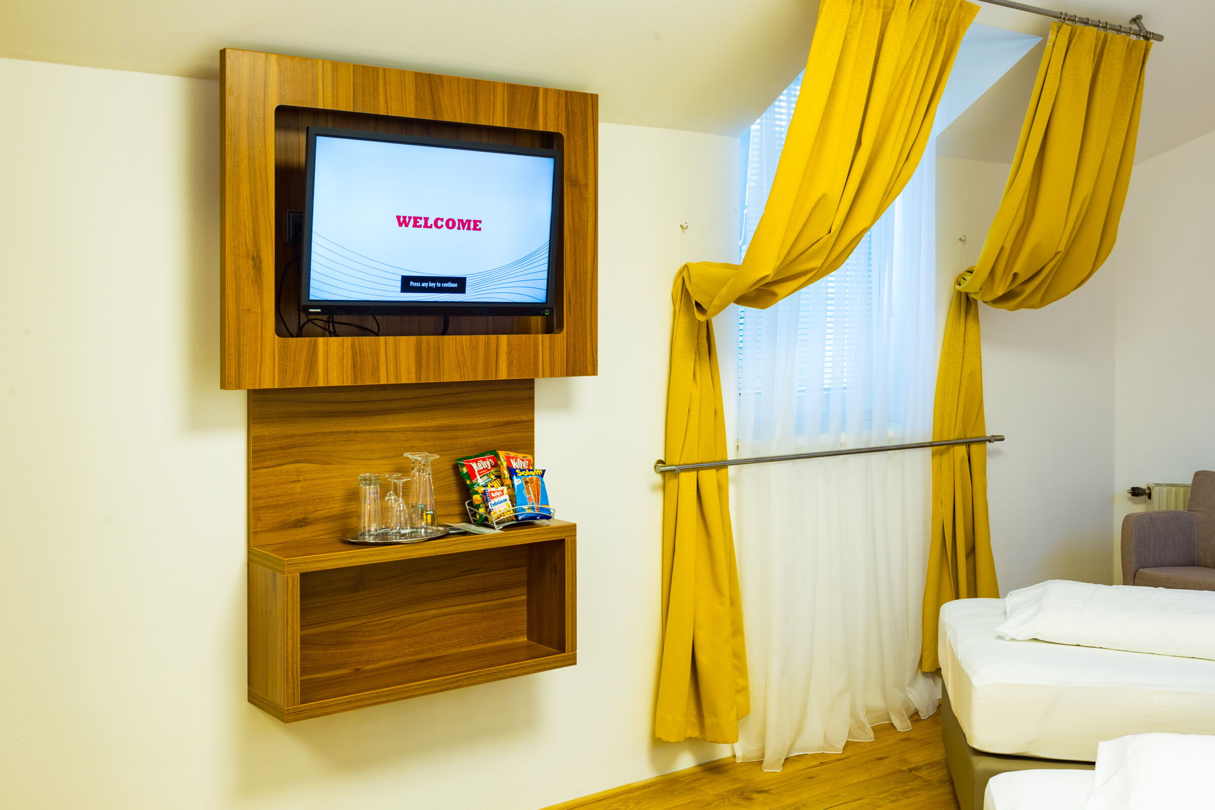 Fernseher und Snacks im Business Zimmer