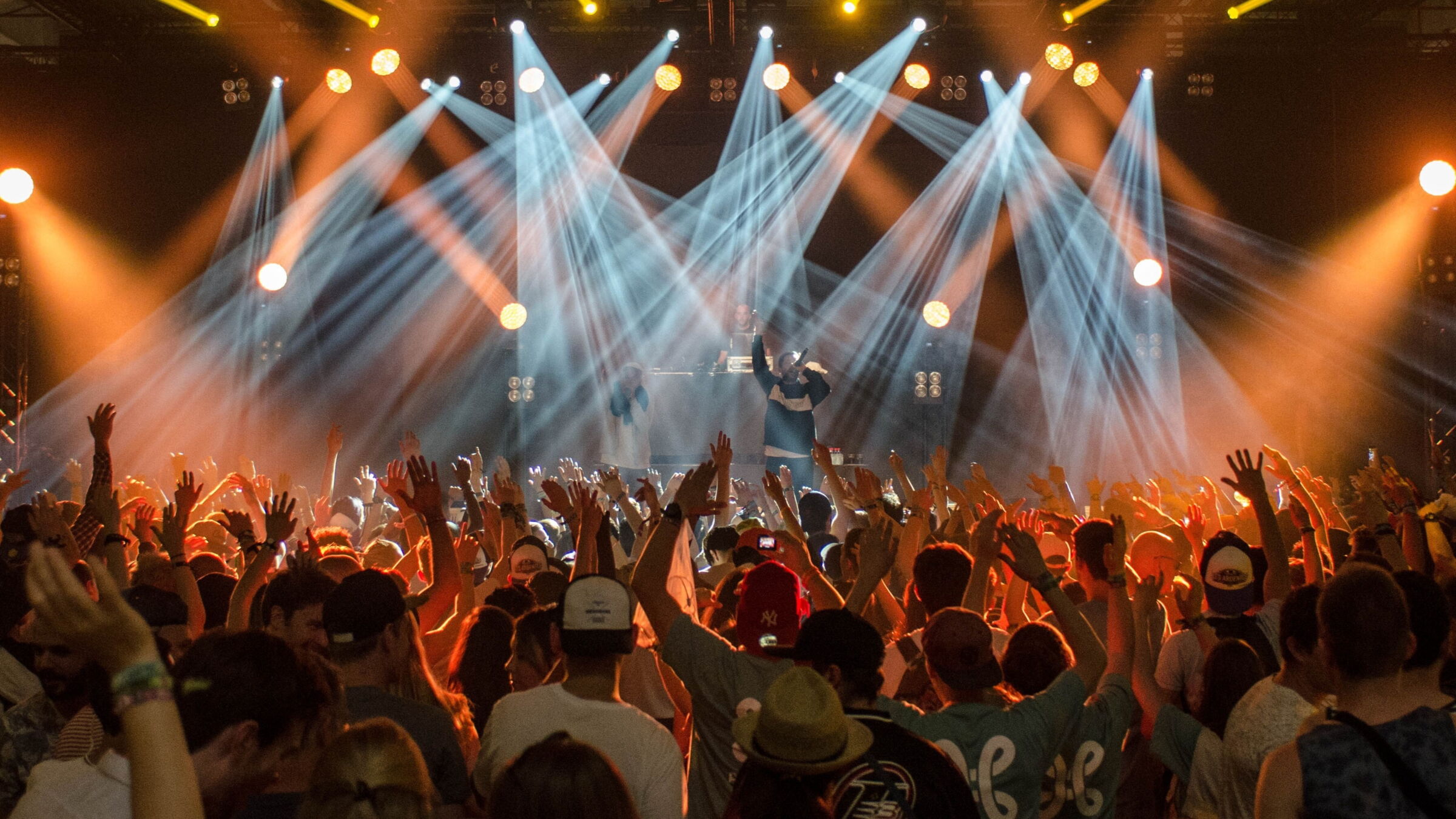 Eine Menschenmenge auf einem Indoor Konzert; © Pexels auf Pixabay