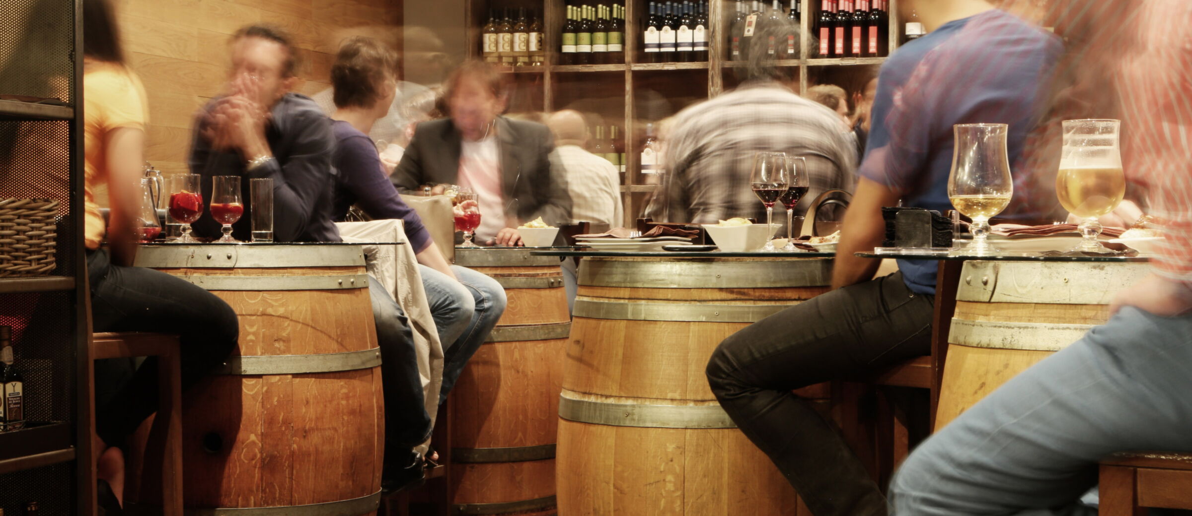 Menschen sitzen in einer Bar; © LEEROY Agency auf Pixabay
