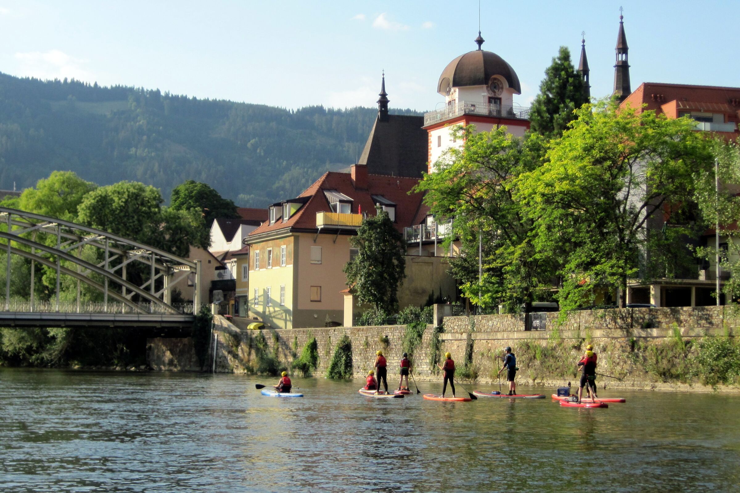 Eine Gruppe Stand-Up-Paddler auf der Mur; © Le Bootshaus