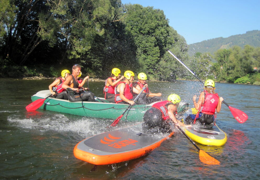 Stand-Up-Paddler und ein Schlauchboot auf der Mur; © Le Bootshaus Nina Neuhold