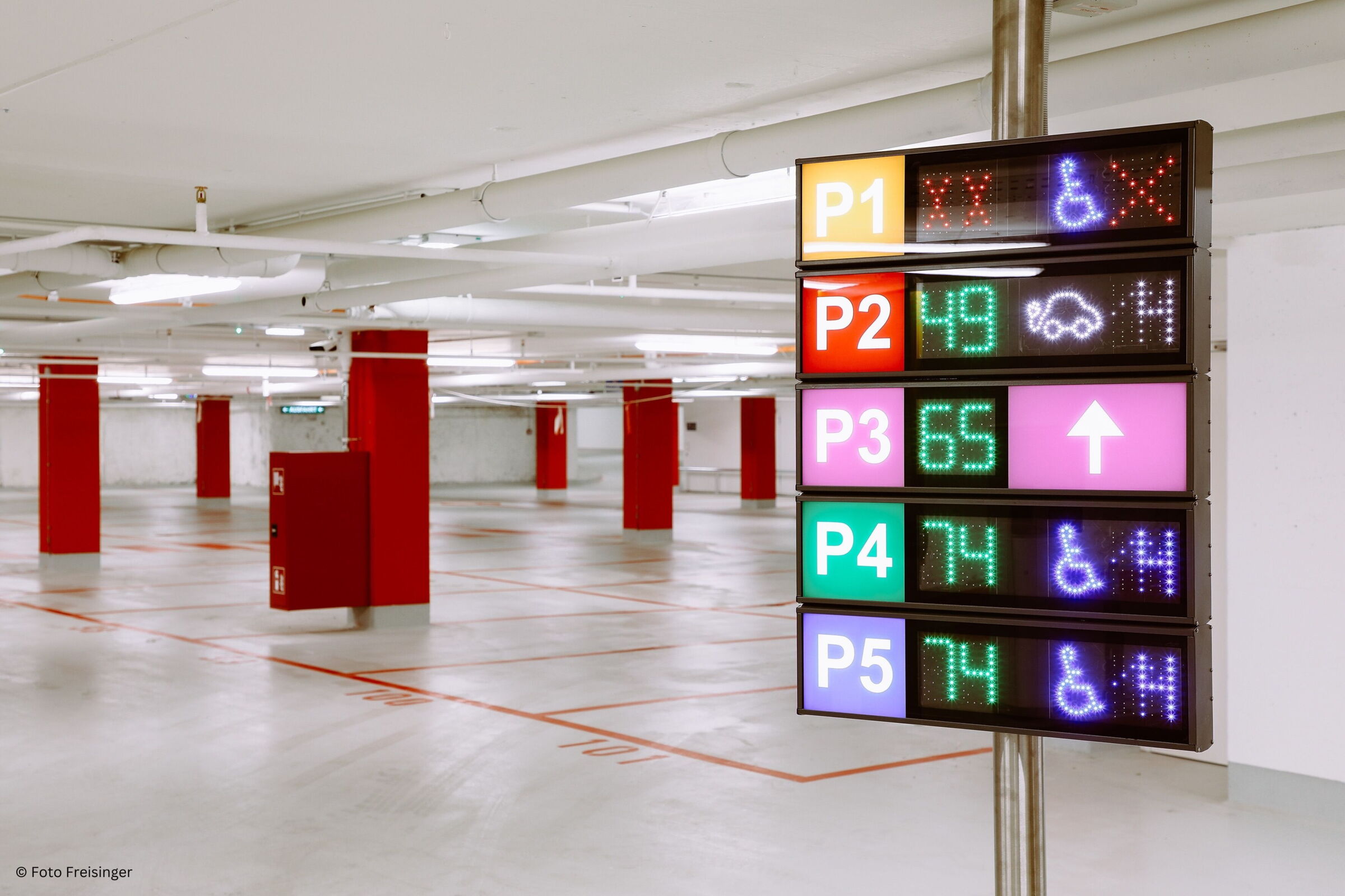 Parking deck and occupancy display board in the Altstadt underground car park in Leoben © Foto Freisinger