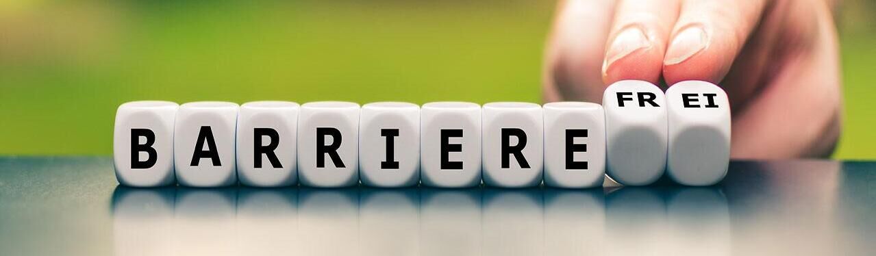 Lined up cubes with the word BARRIEREFREI (c) Shutterstock