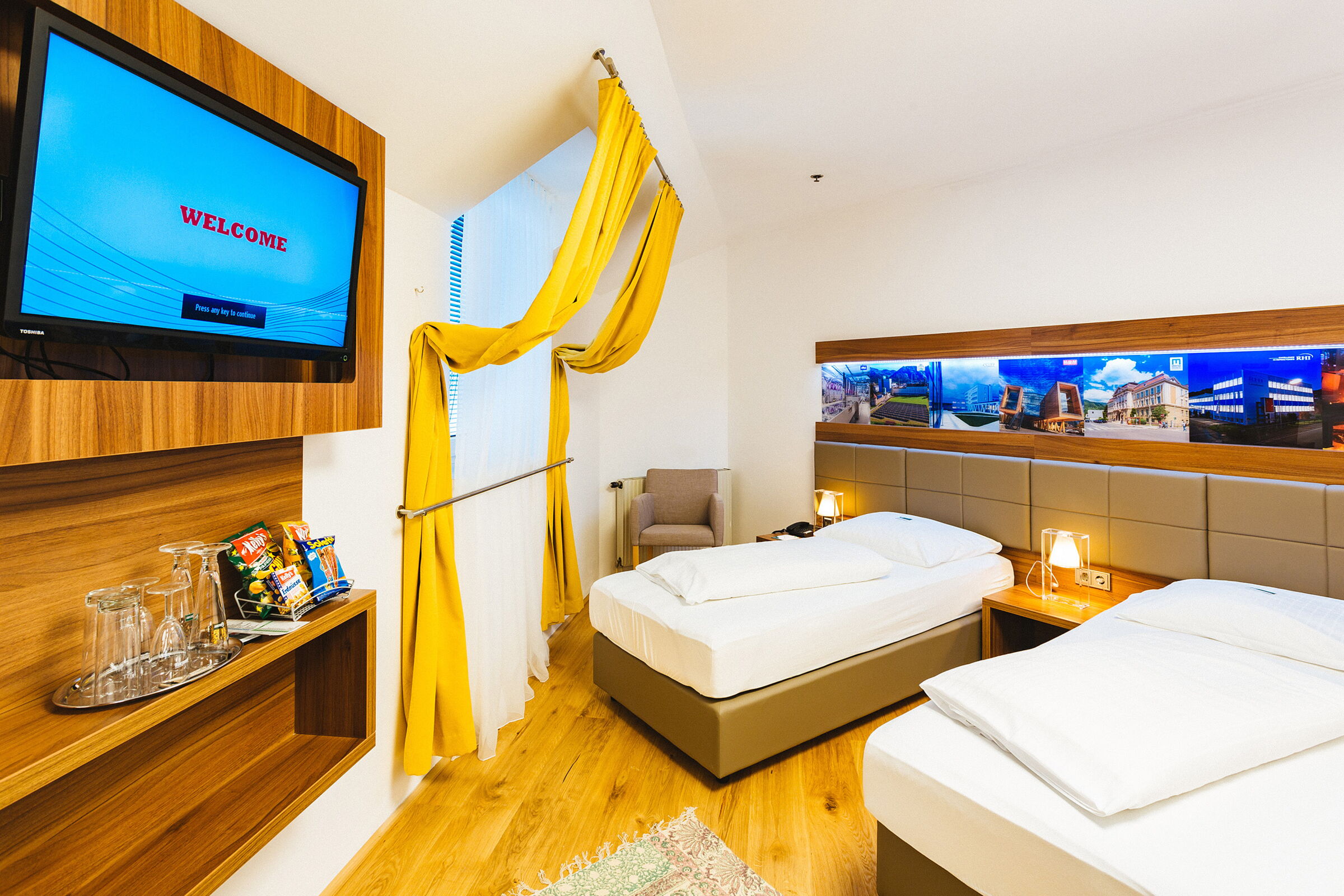2 Twin sized Betten im Business Zimmer mit Fernseher