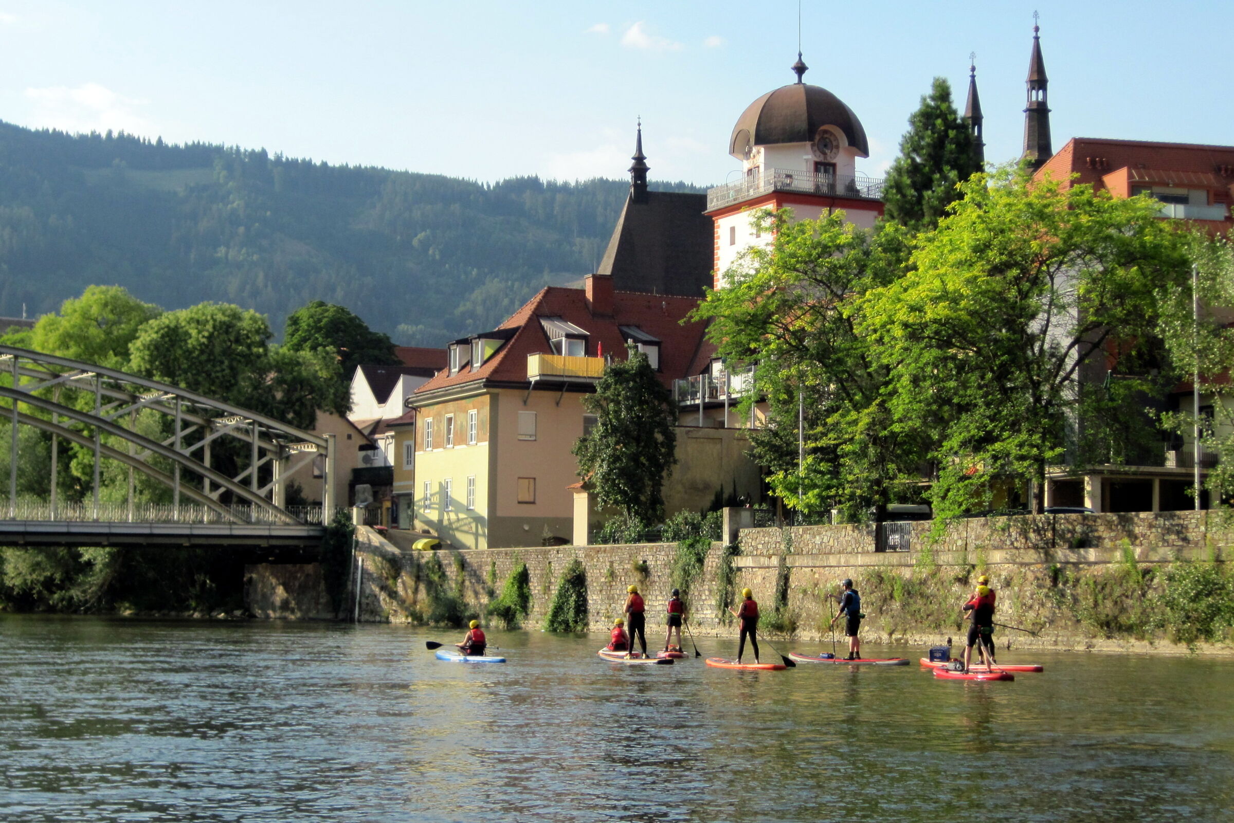 A group of stand-up paddlers on the Mur; © Le Bootshaus