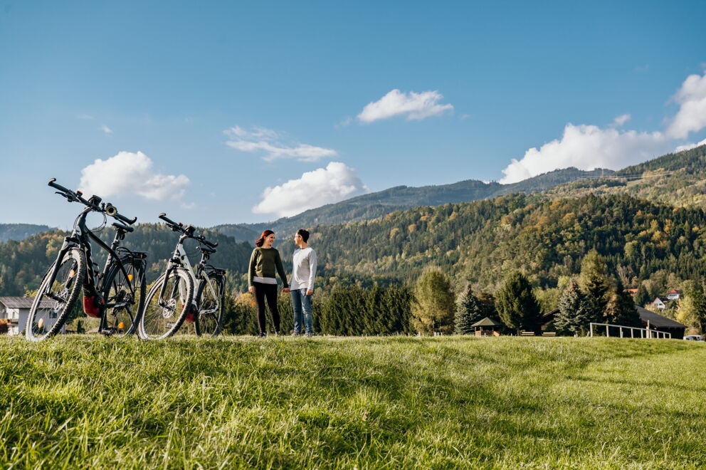 Zwei Personen stehen neben ihren Fahrrädern in der Natur; © www.erlebnis-leoben.at