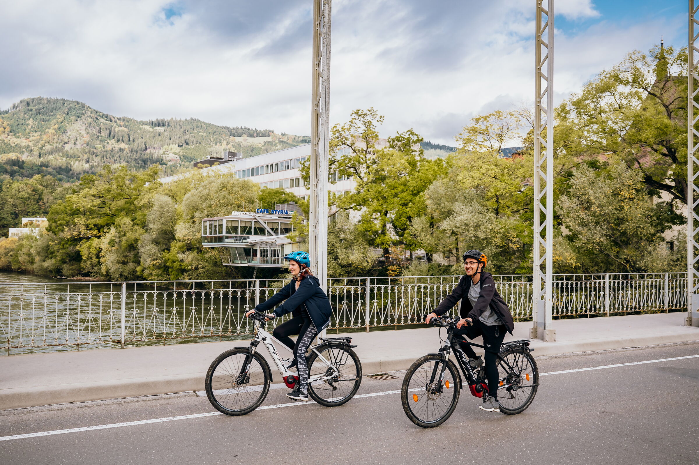 Two cyclists crossing the waasenbridge in Leoben; © www.erlebnis-leoben.at