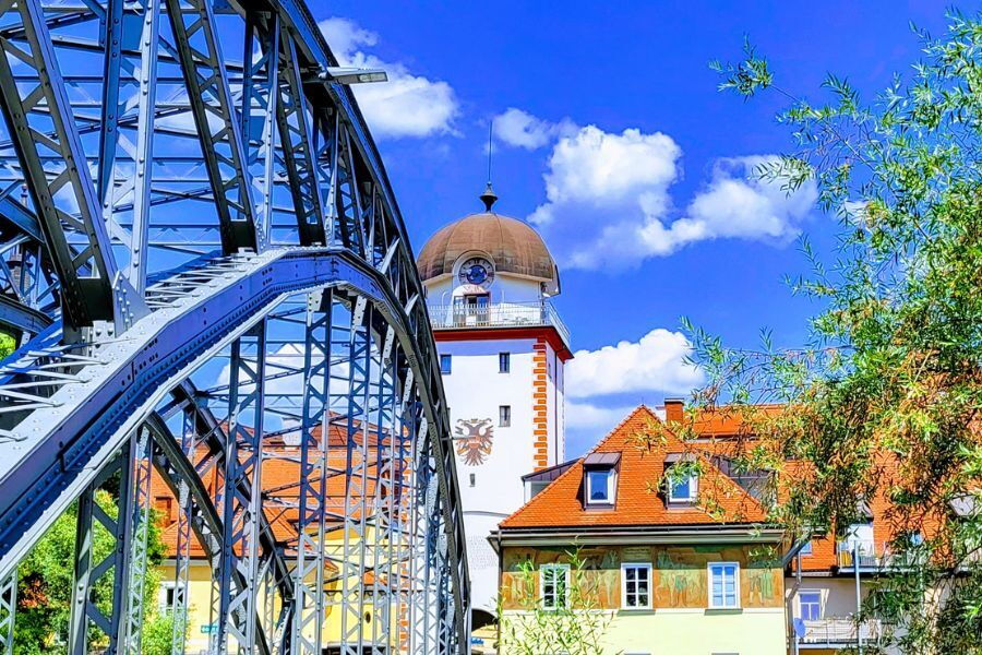 Das Wahrzeichen von Leoben, der Schwammerltum, im Vordergrund die Waasenbrücke