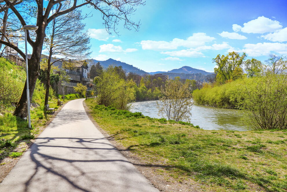 Fuß- und Radweg neben einem Fluss in Leoben; © Büko