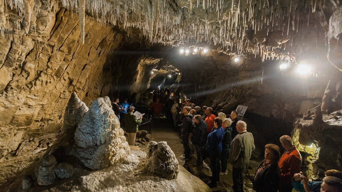 Eine Tourgruppe in der Lurgrotte Peggau Tropfsteinhöhle
