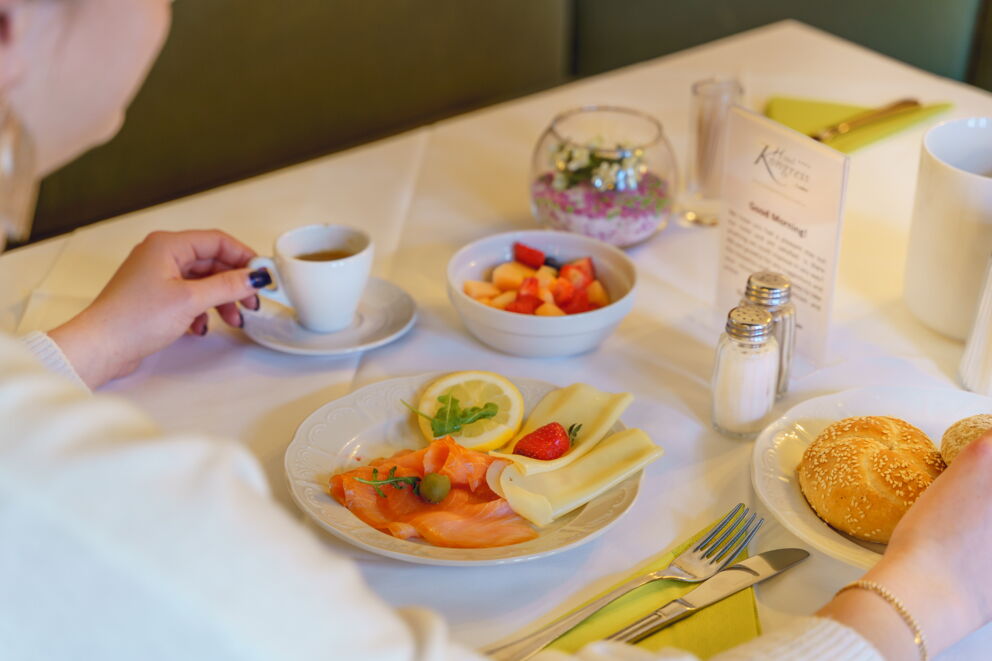 Leckeres Frühstück mit Kaffee, Obstsalat und Brot im Hotel Kongress