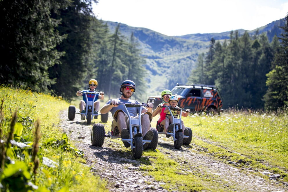 Familie mit Mountaincarts im Abenteuerpark Präbichl © Tom Lamm