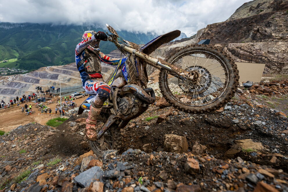 Ein Offroad-Motorradfahrer auf dem Erzberg; © Jörg Mitter / Red Bull Content Pool