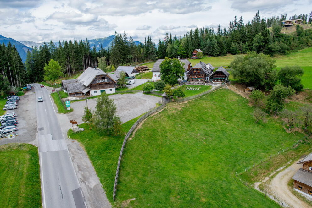 Das Wirtshaus Steiereck mit viel Grünfläche