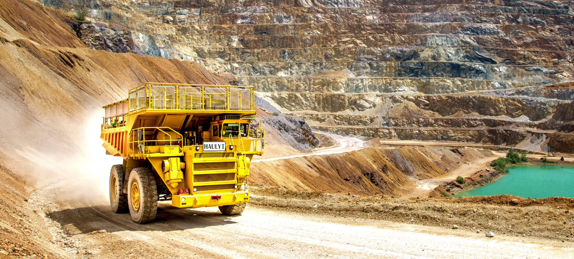 Ein Hauly, das größte Taxi der Welt, fährt durch den Erzberg; © Zöbl