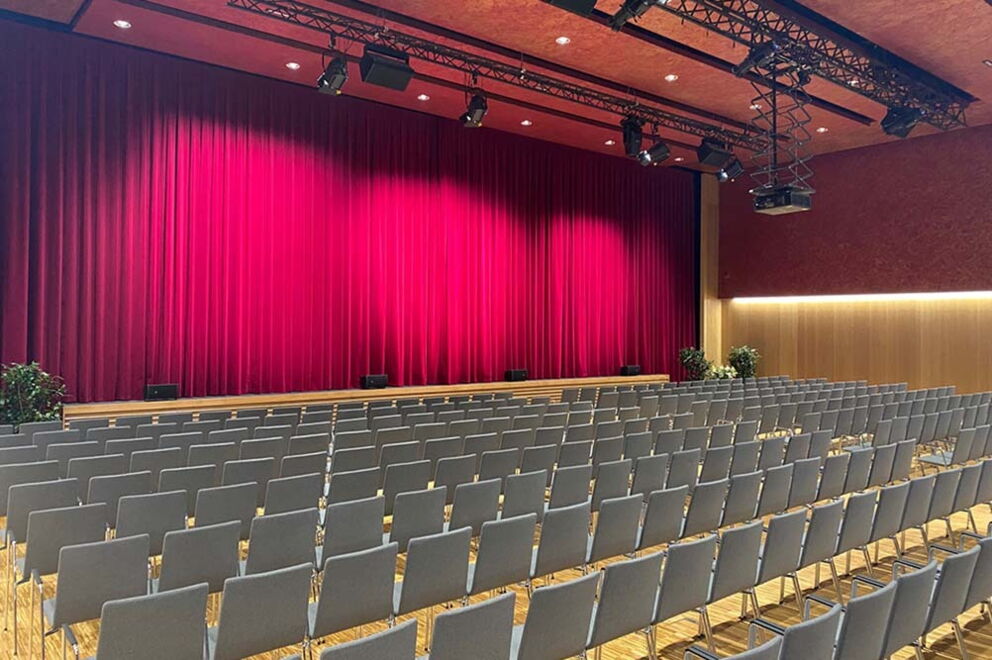 The seats in front of the stage in the Live Congress Hall; © Freisinger